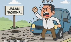 Ruas Jalan Tinombo–Toboli Rusak Parah Ban Mobil Bocor di Malam Hari Masuk Lubang