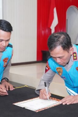 Kapolda Sulteng Pimpin Penandatanganan Pakta Integritas, 324 Calon Bintara Brimob Ikuti Pengambilan Sumpah